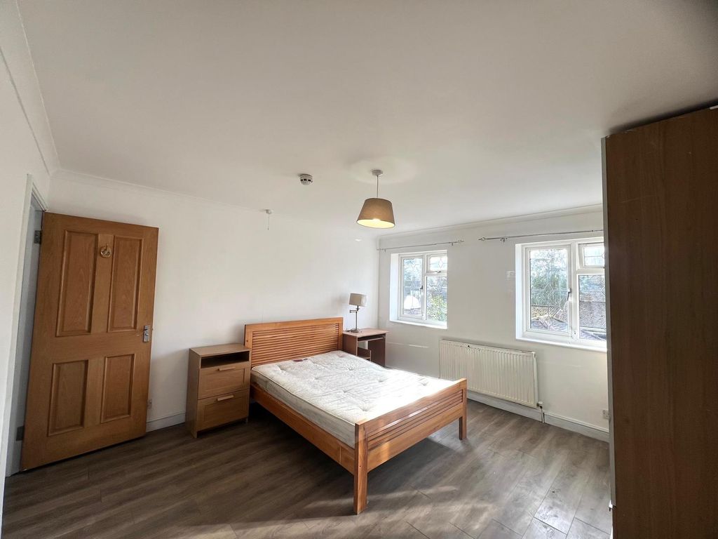 Property photo 2 of 25