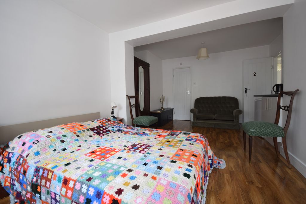 Property photo 2 of 7 Photo 4