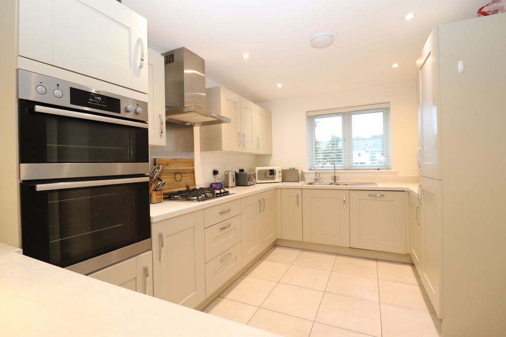 Property photo 2 of 24 Kithchen Close