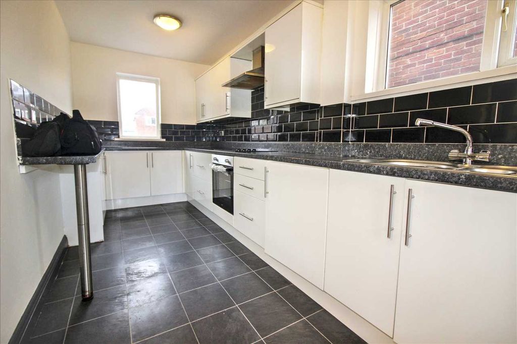 Property photo 3 of 9 Kitchen / Dining Area