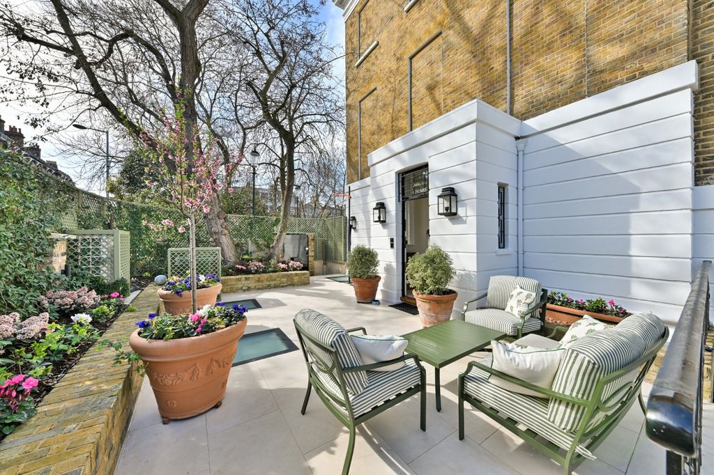 Property photo 3 of 46 South Facing Garden