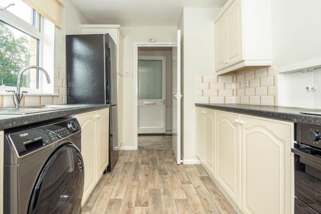 Property photo 3 of 16 Kitchen: