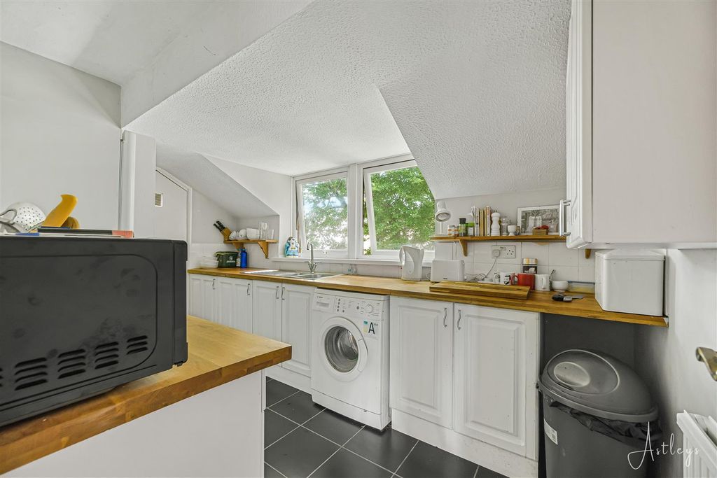 Property photo 2 of 11 Kitchen