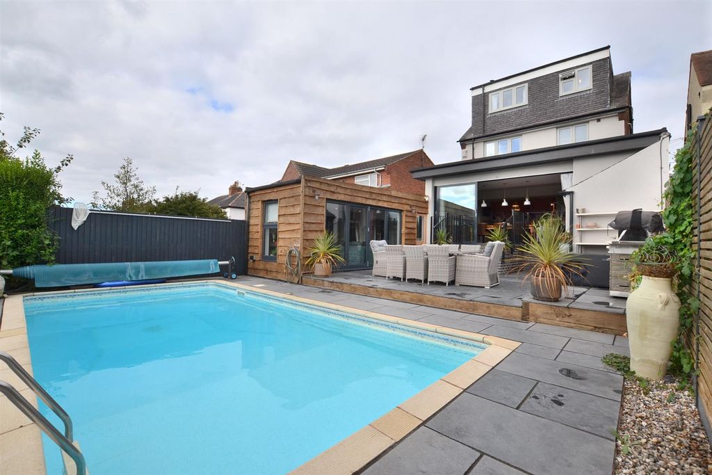 Property photo 1 of 57 Ridgeway (26).Jpg