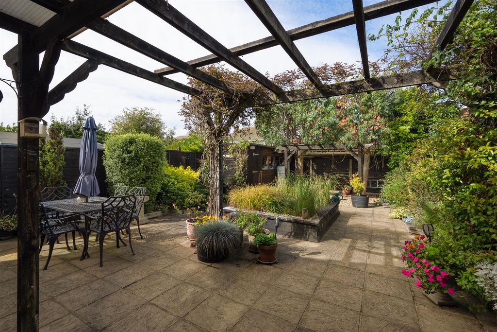 Property photo 2 of 16 Georges Avenue, Seasalter, Whitstable