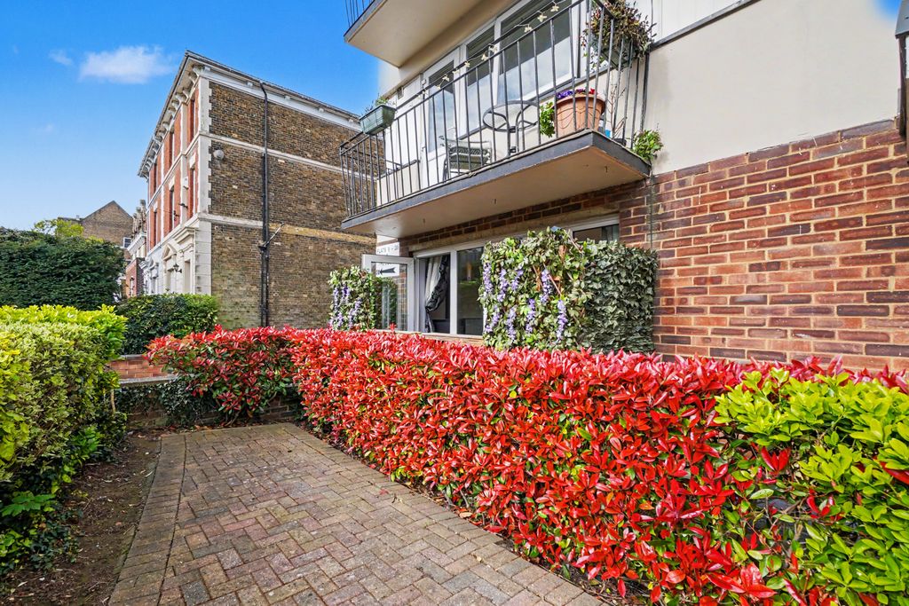 Property photo 1 of 8 1 Bedroom Apartment For Sale