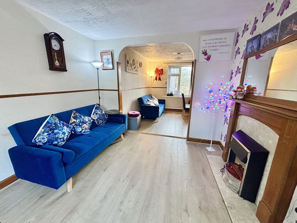 Property photo 3 of 25 Lounge