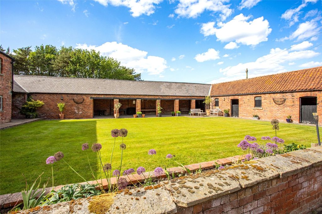 Property photo 2 of 26 Courtyard