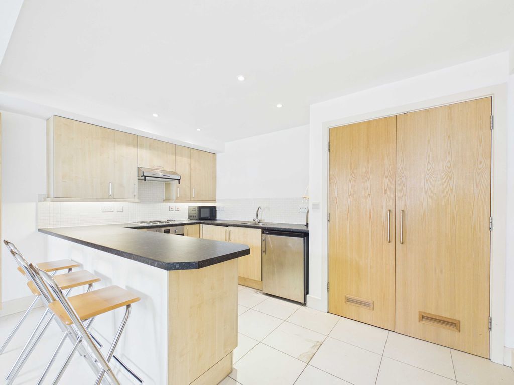 Property photo 2 of 10 Cam03741G0-Pr0166-Still005