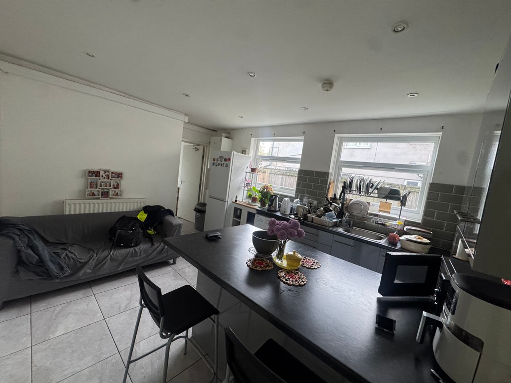 Property photo 3 of 7 Kitchen