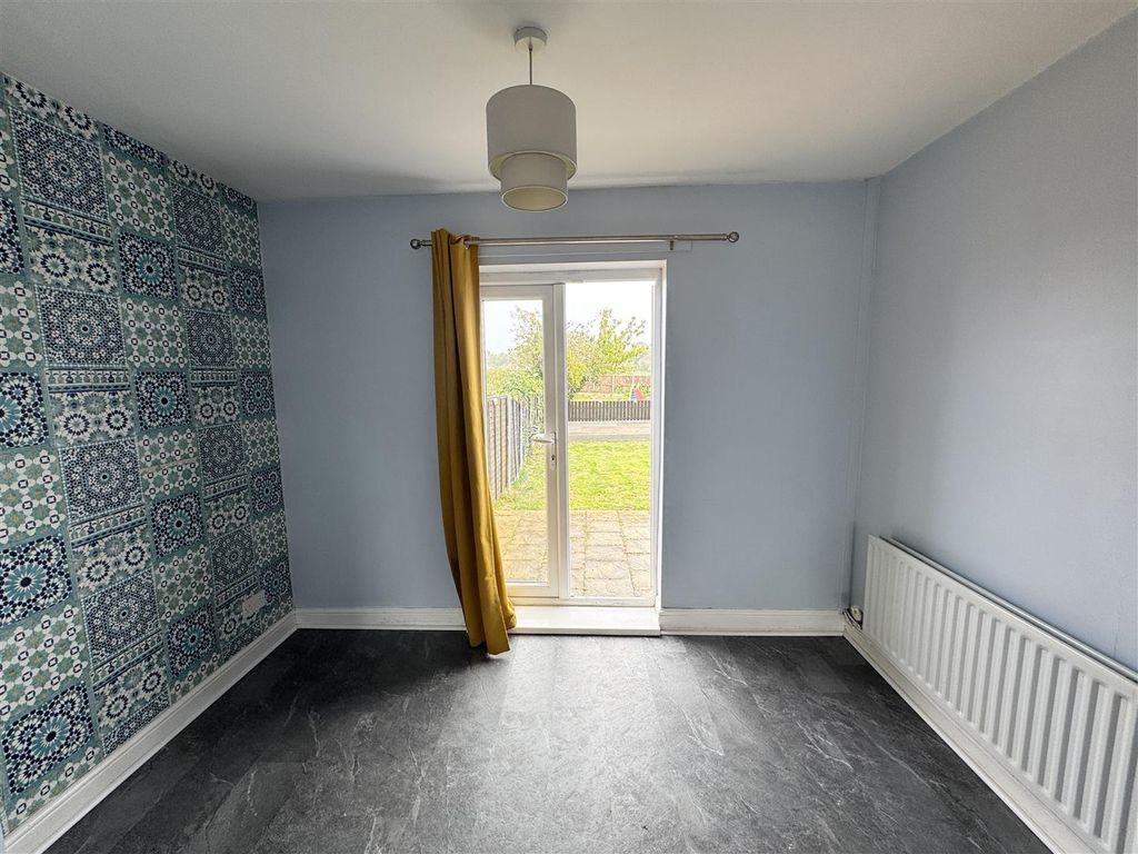 Property photo 3 of 8 Dining Area