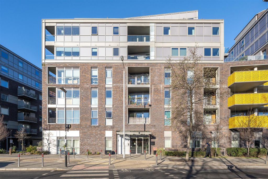 Property photo 3 of 16 South Grove, E17