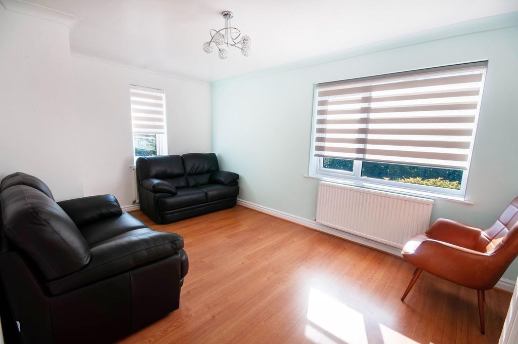 Property photo 2 of 20 Lounge