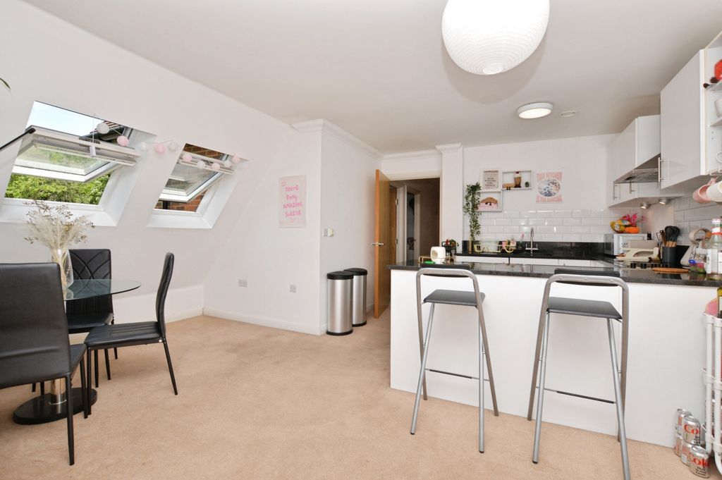 Property photo 3 of 10 6A37E383-Lounge