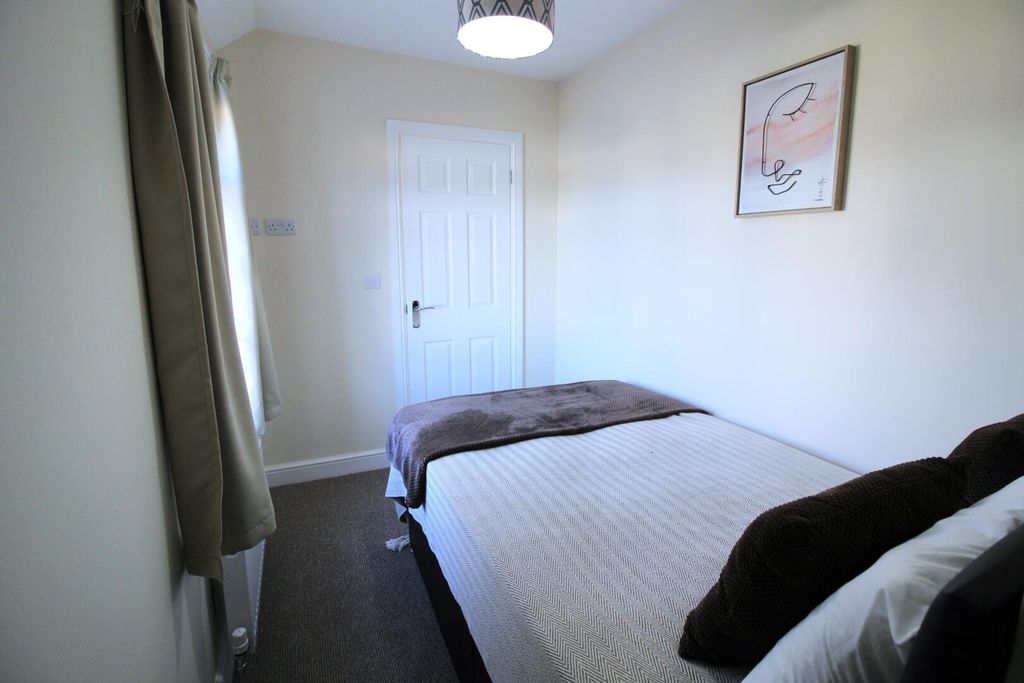 Property photo 2 of 4 Bedroom