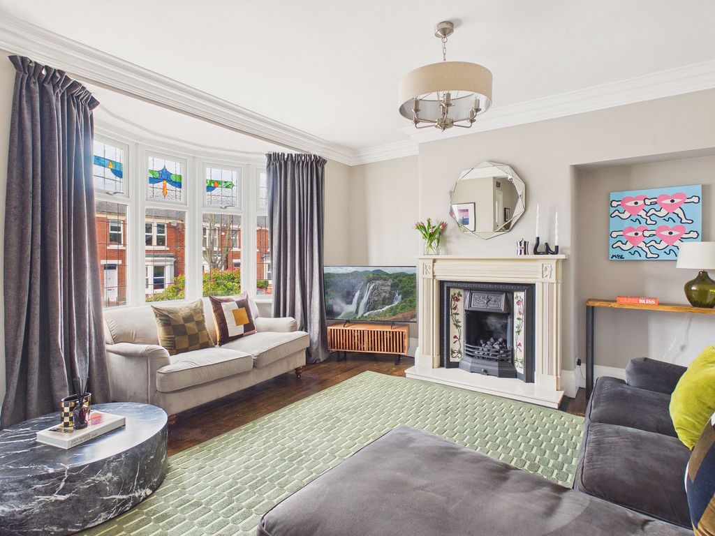 Property photo 2 of 16 Lounge