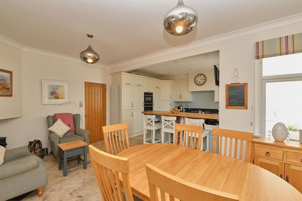 Property photo 3 of 27 Diner