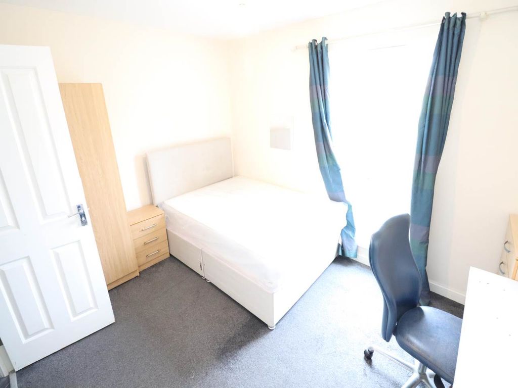 Property photo 3 of 9 6E43628B-9175-4F56-B26F-2Af1c734F21E