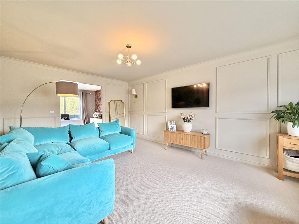 Property photo 3 of 27 Lounge