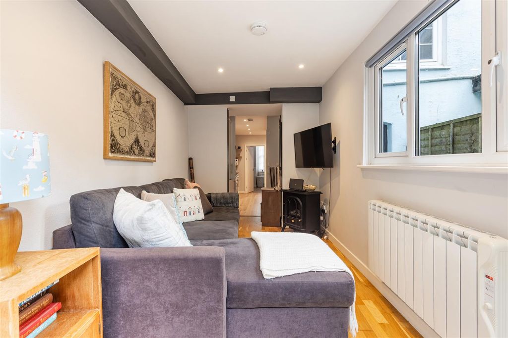 Property photo 2 of 11 A07 - 16B Clarence Street Dartmouth - 241203.Jpg