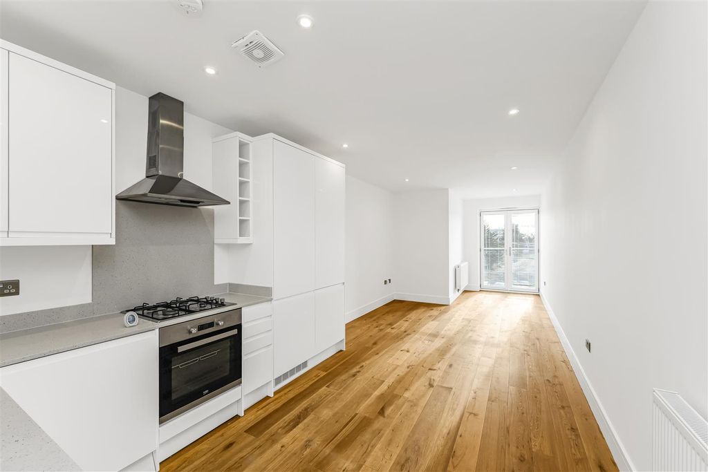 Property photo 2 of 13 6 Stowbridge Apartments-11.Jpg