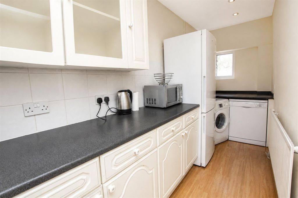 Property photo 3 of 9 Kitchen