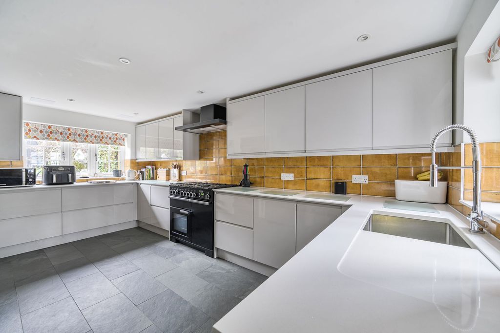 Property photo 2 of 28