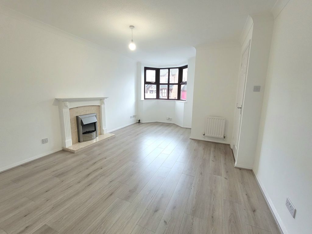 Property photo 2 of 16 Lounge