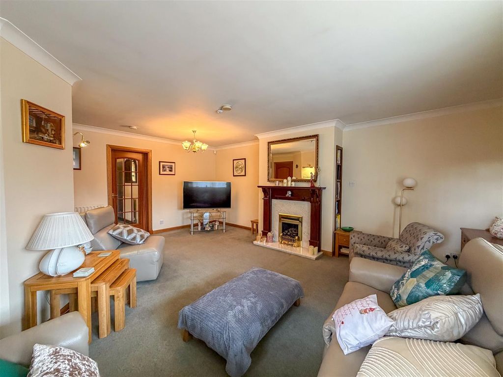 Property photo 3 of 33 Lounge