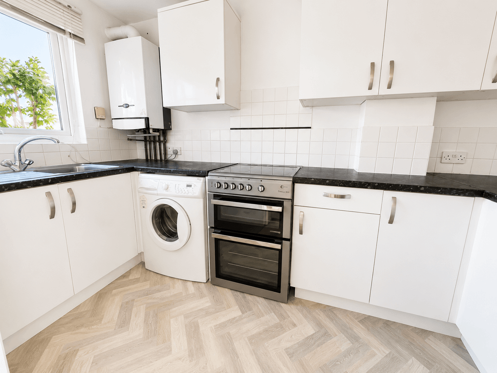 Property photo 1 of 6 2 Bed Terraced House To Rent Torrington Square, London Cr0