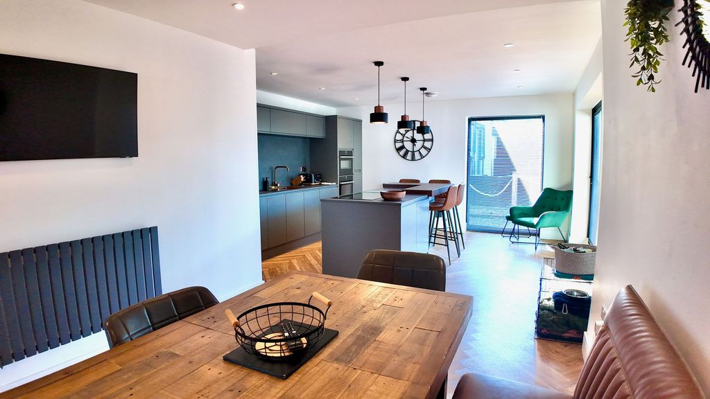 Property photo 2 of 35