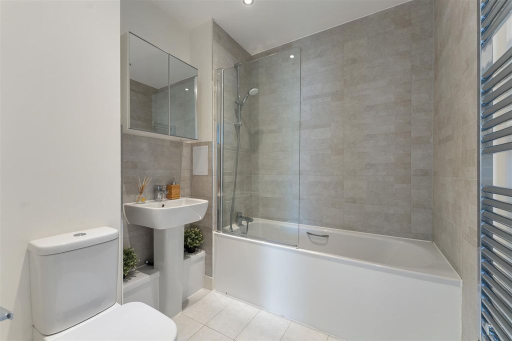 Property photo 3 of 32 Hickman Avenue, E4