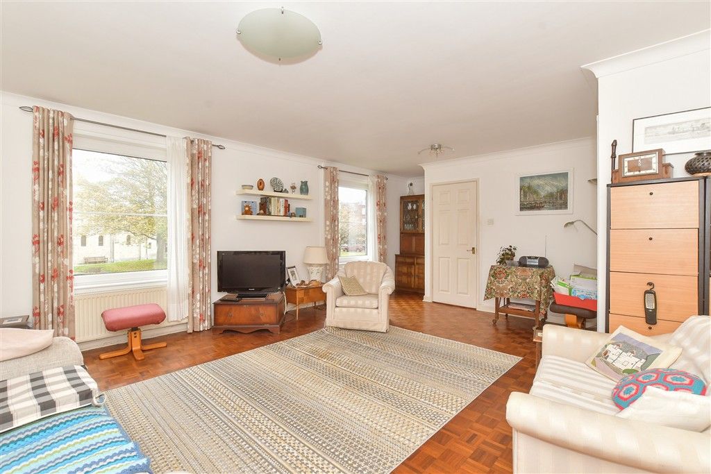 Property photo 3 of 14 Lounge