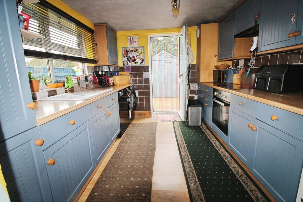 Property photo 3 of 19 Kitchen.