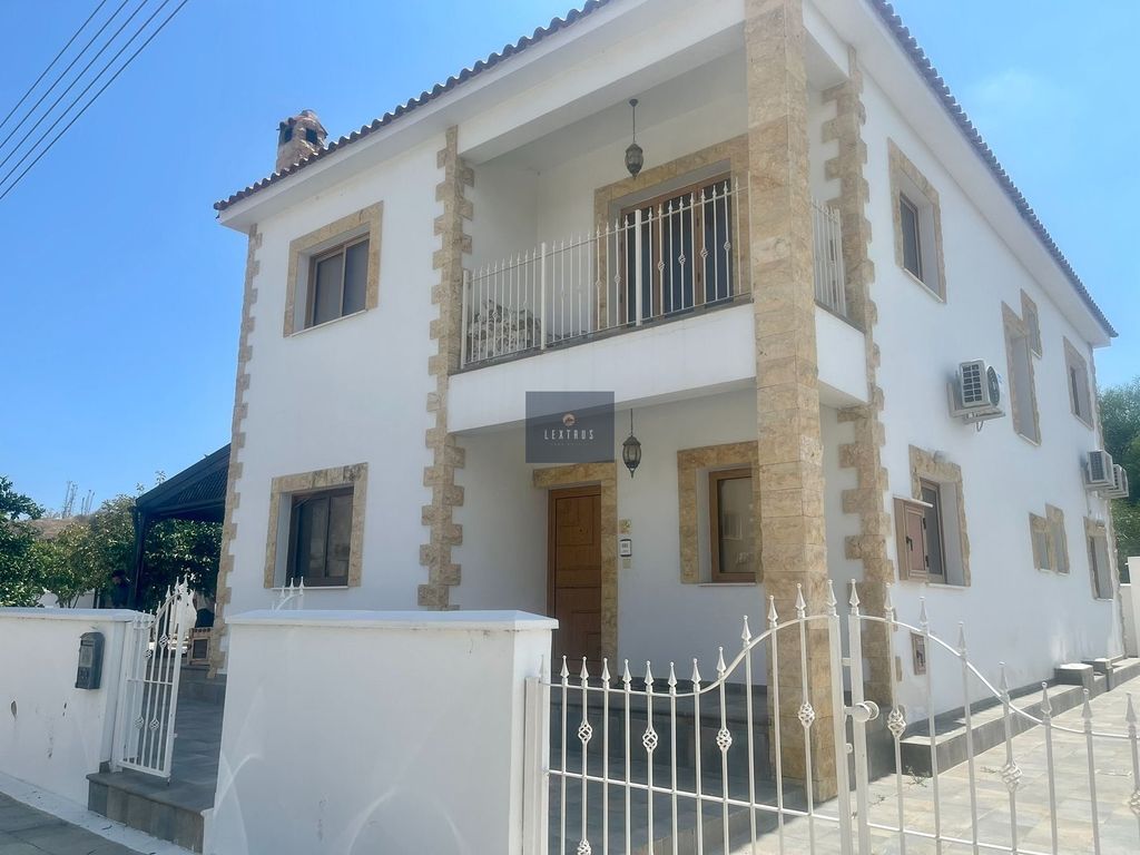 Property photo 2 of 33