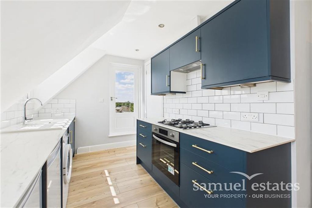 Property photo 3 of 11 Kitchen