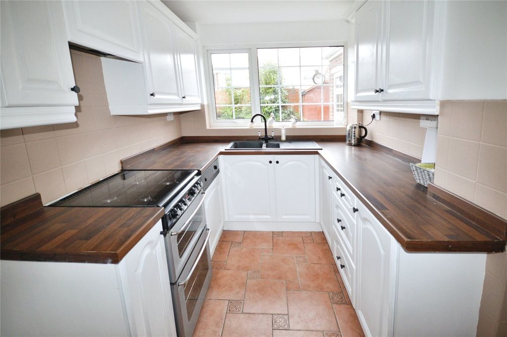 Property photo 3 of 17 Kitchen