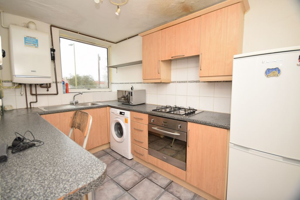 Property photo 2 of 8 Kitchen