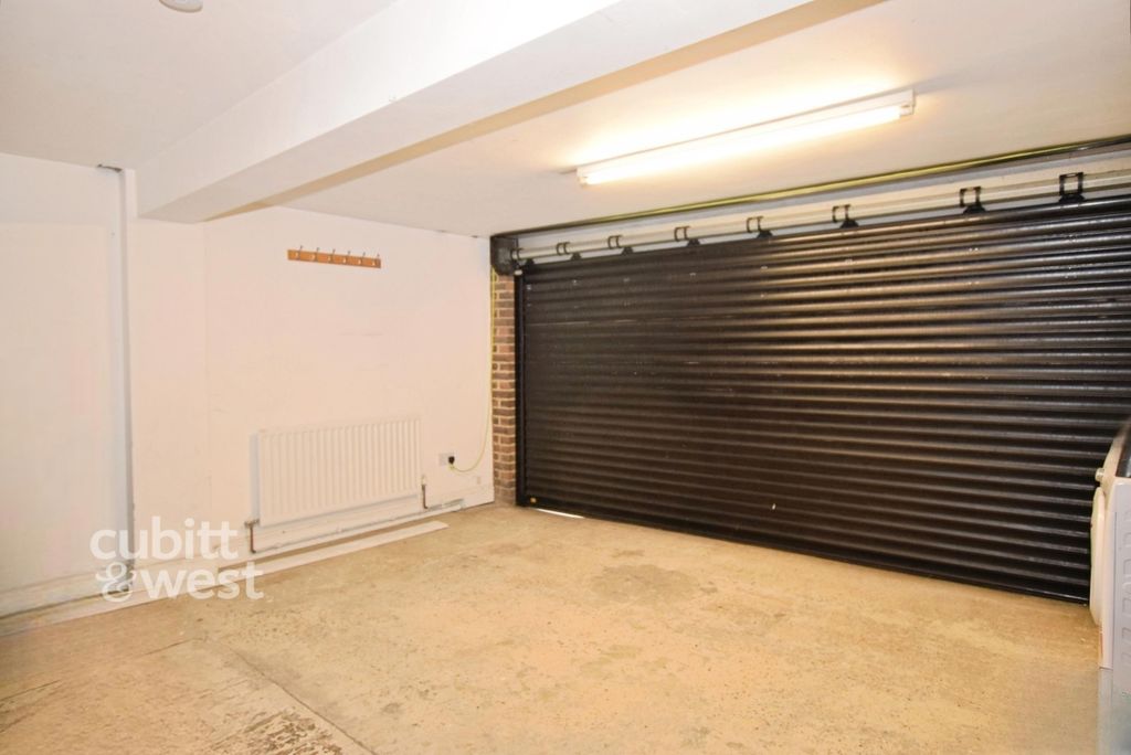 Property photo 3 of 12 Garage