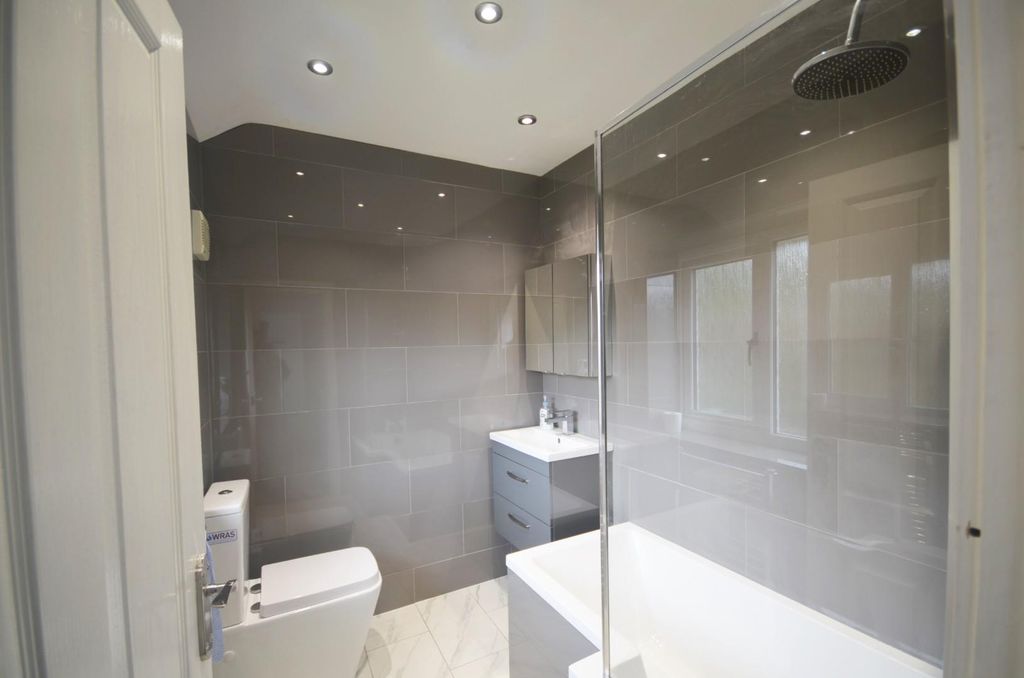 Property photo 2 of 9 Bathroom .Jpg