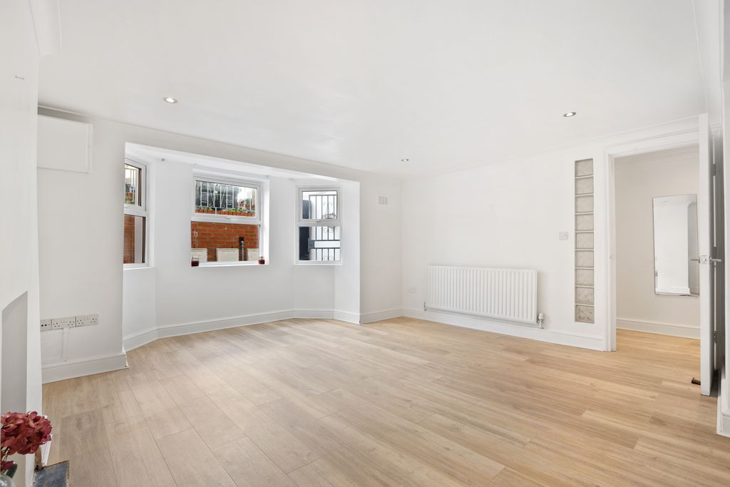 Property photo 3 of 11 Gallery