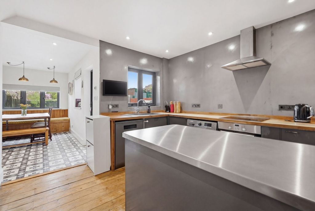 Property photo 3 of 25