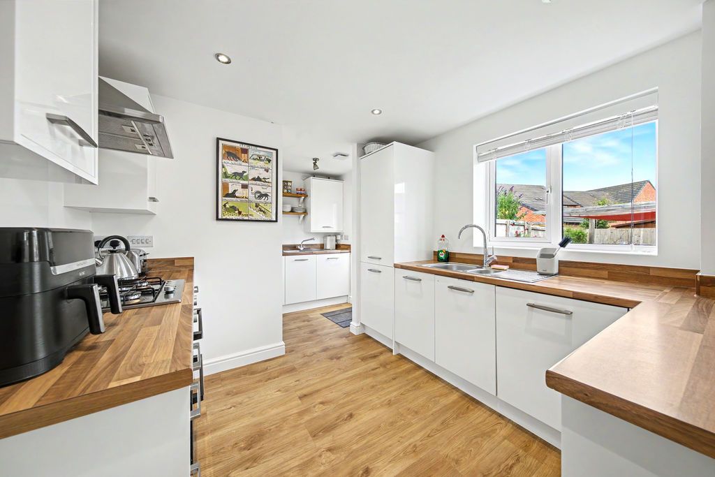 Property photo 3 of 33 Kitchen