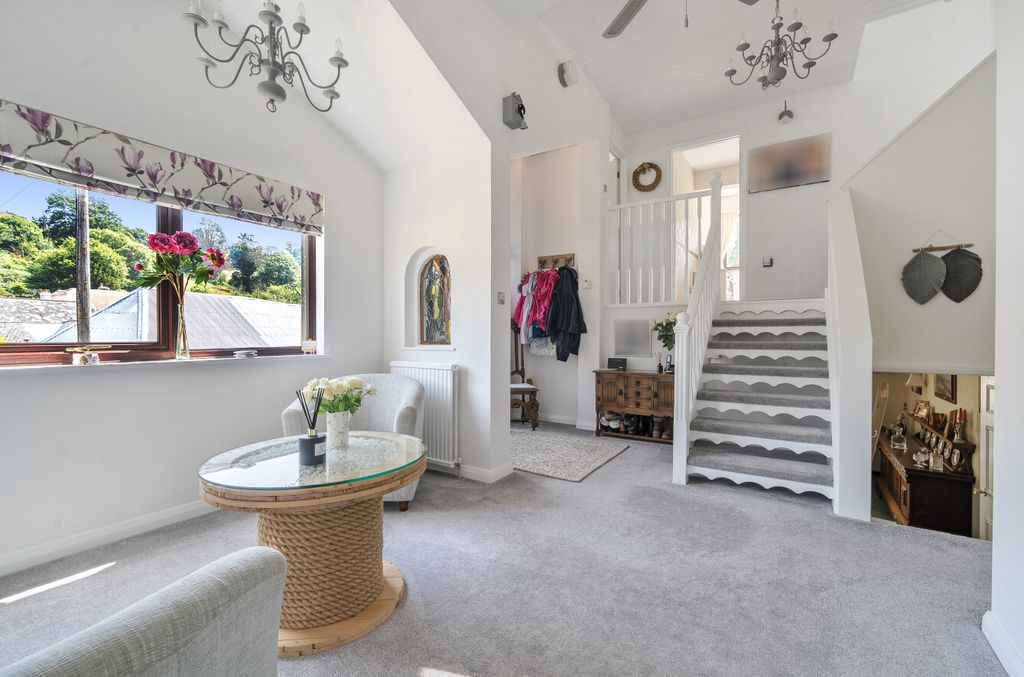 Property photo 3 of 16 Entrance Hall