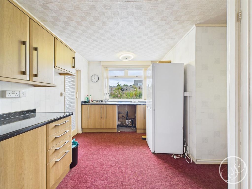 Property photo 2 of 12 Kitchen