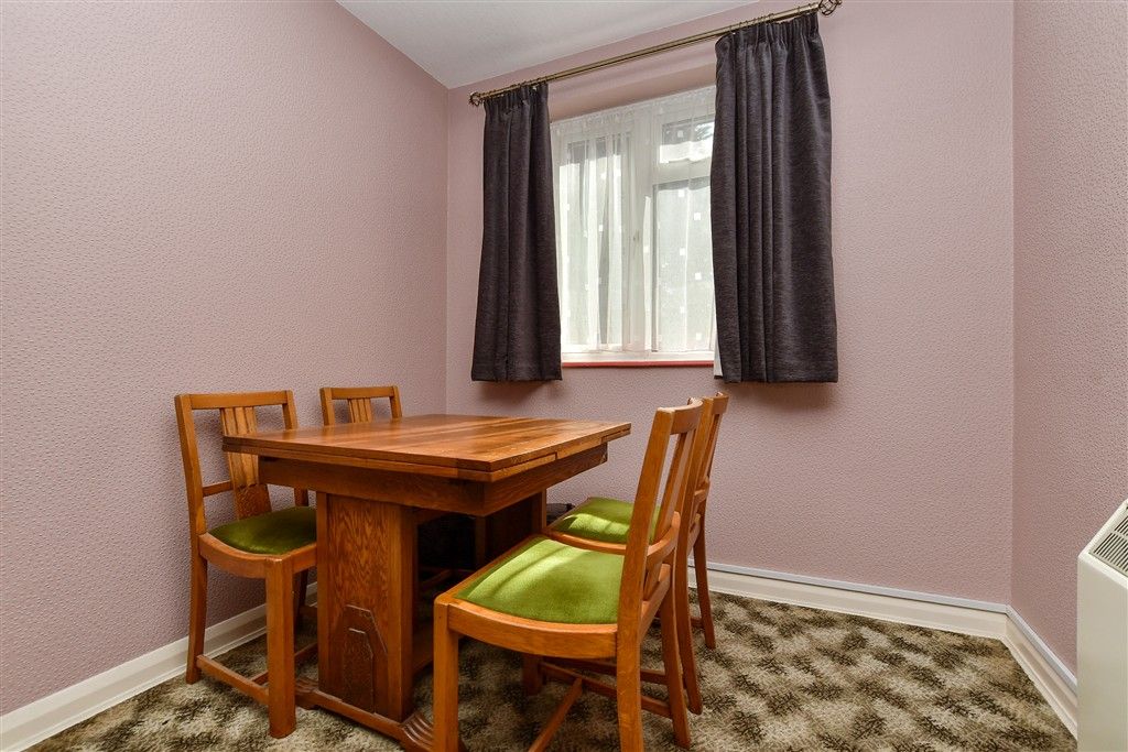 Property photo 1 of 8 Living Room