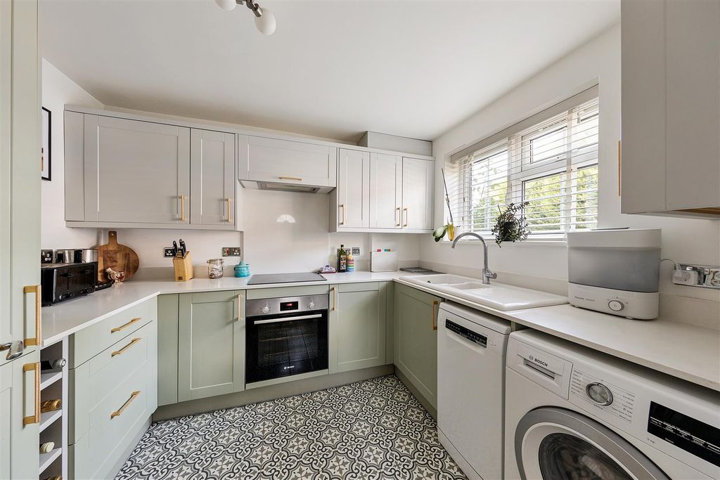 Property photo 3 of 23 Jacklin Green Ig8