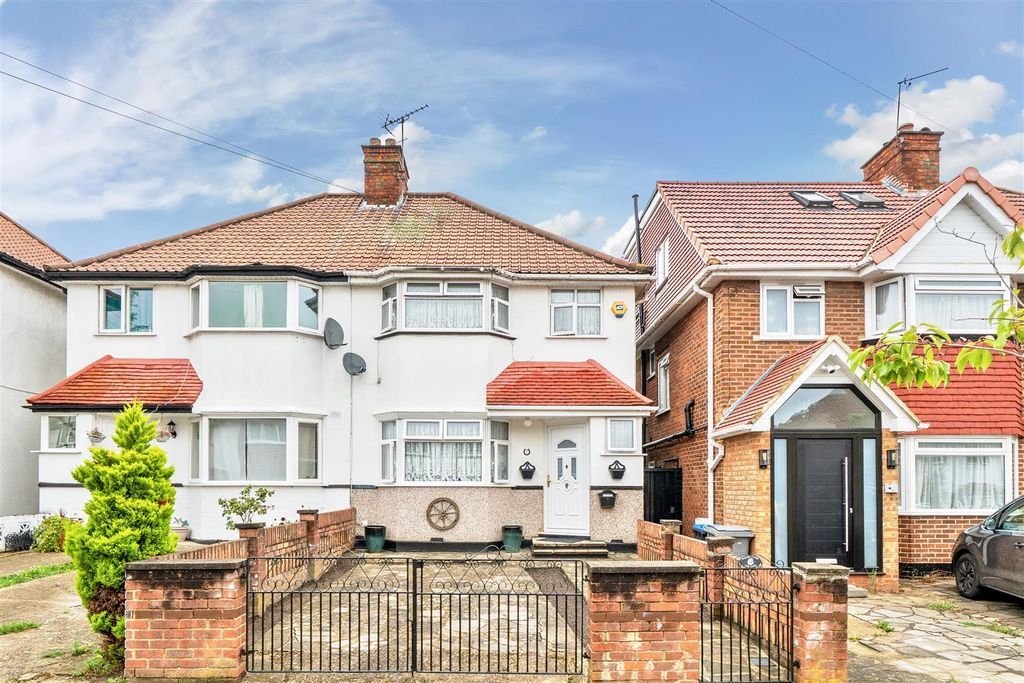 Property photo 1 of 23 3 Bedrooms, 2 Reception House To Rent