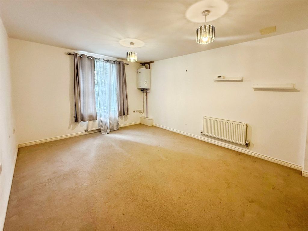 Property photo 3 of 15 Lounge