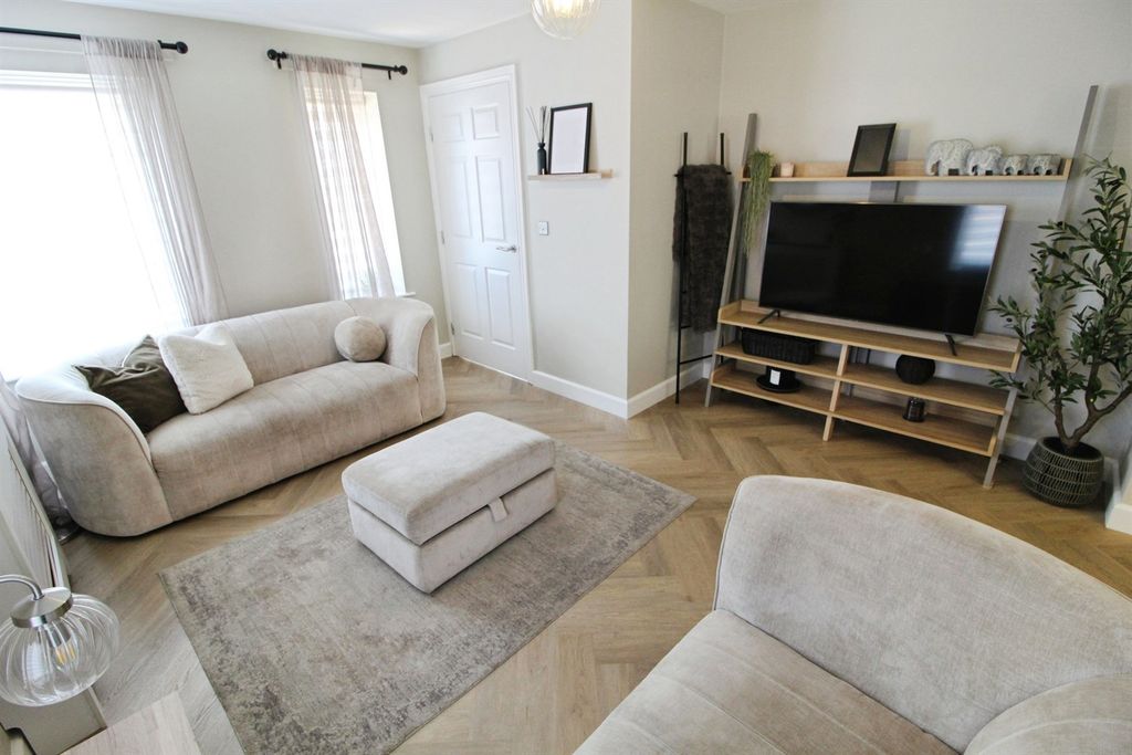 Property photo 2 of 16 Lounge